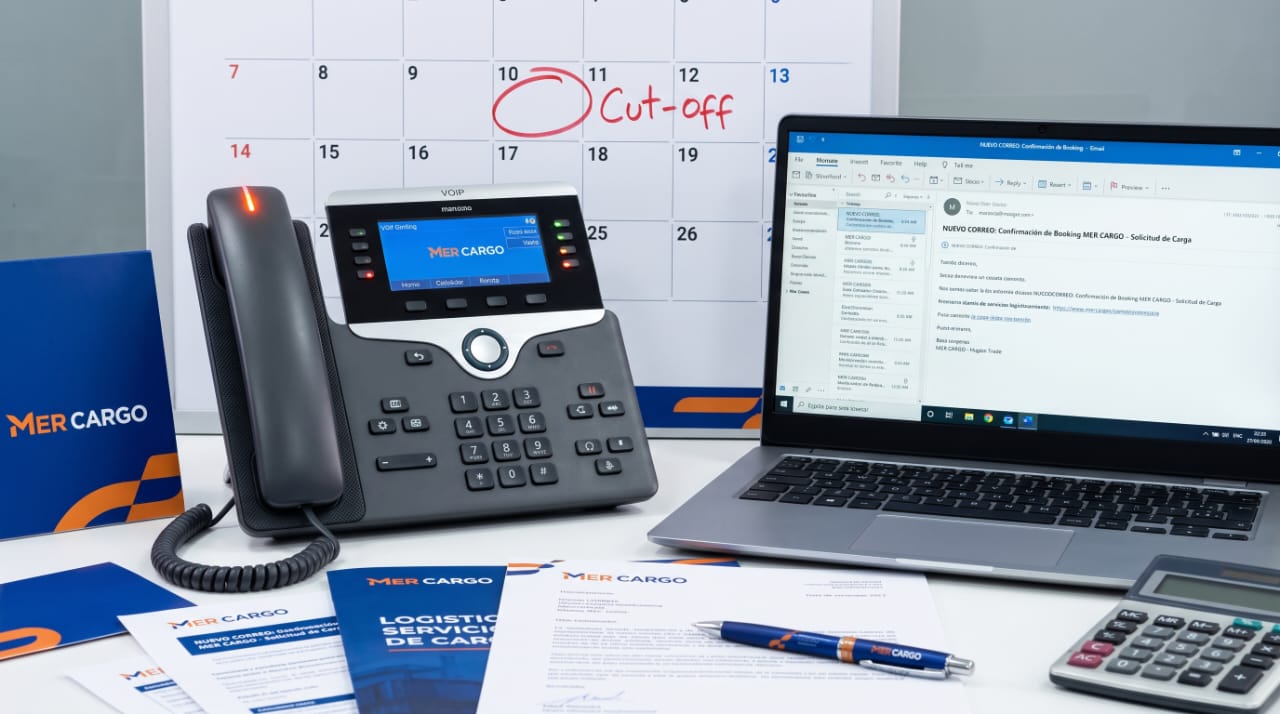 Teléfono VoIP y calendario con fecha de cut-off marcada, oficina de comercio exterior MER CARGO